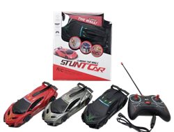 מכונית שלט נוסעת על קירות